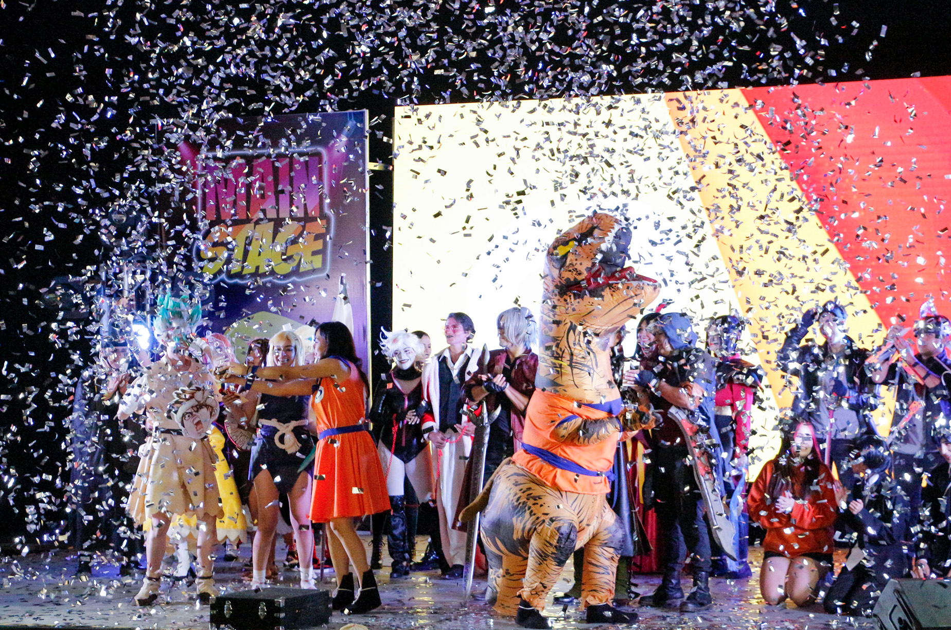 Cosplayers en el escenario de ViveLaConCo bajo una lluvia de confeti